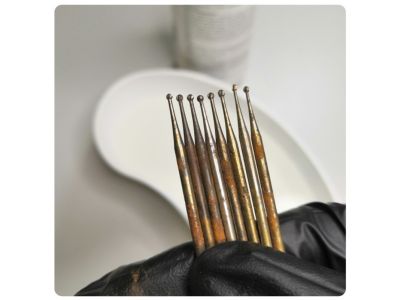 Ako odstrániť tmavý povlak na frézach po sterilizácii